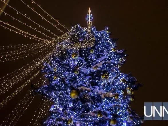 u-kiyevi-zasvitili-vogni-na-golovniy-yalintsi