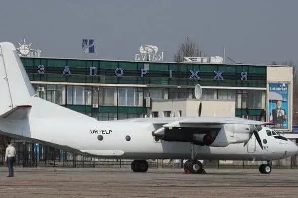 u-zaporizkomu-aeroportu-cholovik-vchiniti-suyitsid