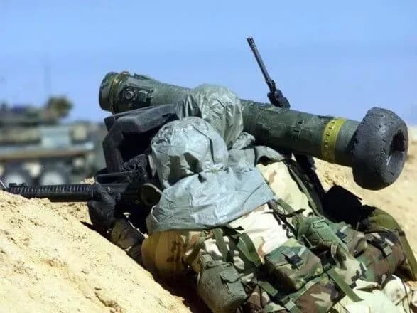 makkeyn-zaklikav-trampa-skhvaliti-prodazh-protitankovoyi-zbroyi-ukrayini