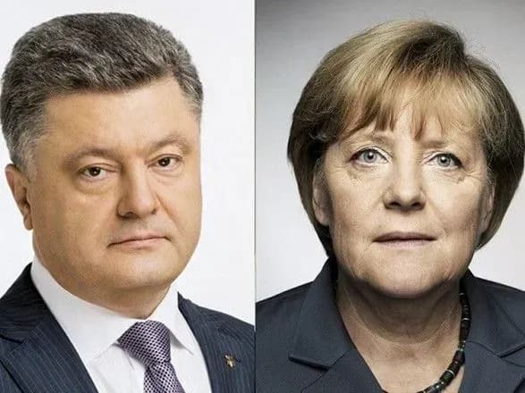 poroshenko-i-merkel-ukrayinski-zaruchniki-mayut-buti-zvilneni-do-kintsya-roku-1