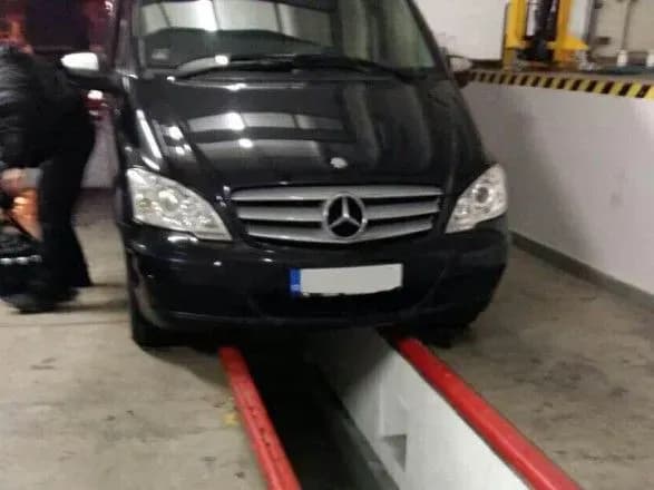 inozemets-z-dippasportom-perevoziv-veliku-partiyu-tsigarok