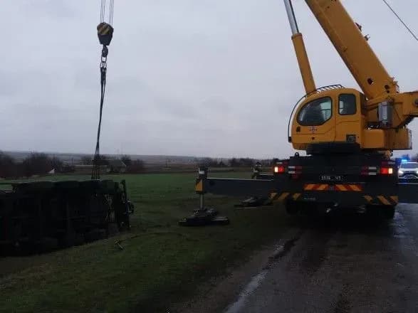 vantazhivka-z-35-tonnami-oliyi-perekinulas-na-zaporizhzhi