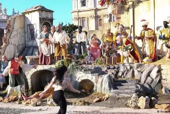 u-vatikani-zaareshtuvali-aktivistku-femen-yaka-namagalasya-vikrasti-figurku-isusa