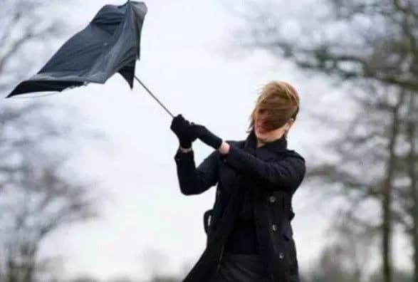 sinoptiki-poperedili-pro-silniy-viter-v-ukrayini