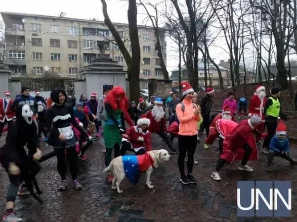 u-lvovi-vidbuvsya-svyatkoviy-zabig-santa-klausiv