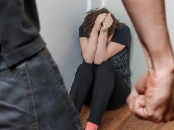 na-kiyivschini-zhinka-vikinulasya-z-vikna-cherez-torturi-spivmeshkantsya