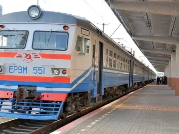 u-kiyevi-zatrimali-cholovika-yakiy-vid-nudgi-zaminuvav-elektrichku