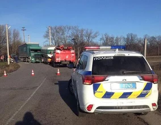 v-poltavskiy-oblasti-na-zaliznichnomu-pereyizdi-zitknulisya-dvi-vantazhivki