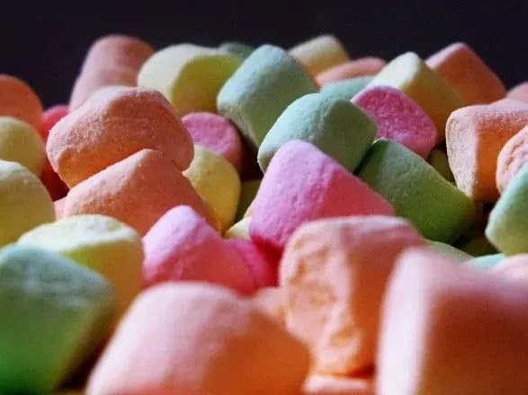 bilorus-khoche-navchitisya-vigotovlyati-marshmellou-smartfoni-i-serpi