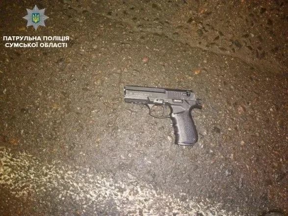 u-sumakh-cholovik-strilyav-u-magazini-ye-poraneni