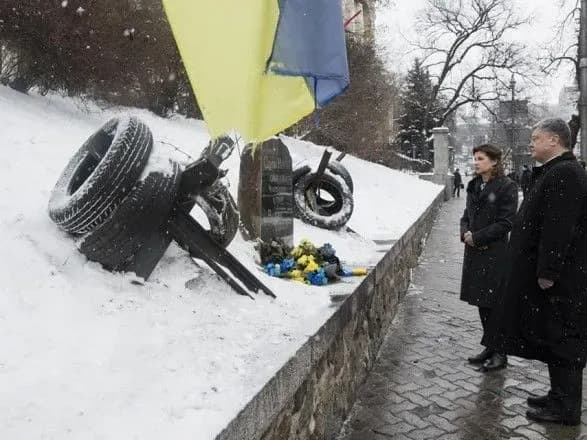 poroshenko-vshanuvav-pamyat-zagiblikh-nigoyana-zhiznevskogo