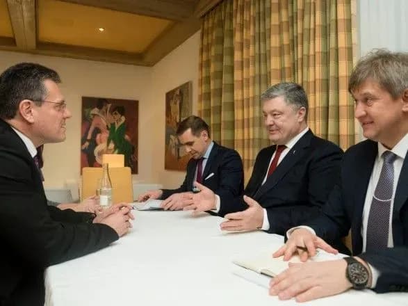 poroshenko-u-davosi-obgovoriv-mekhanizmi-priyednannya-ukrayini-do-energetichnogo-soyuzu-yes