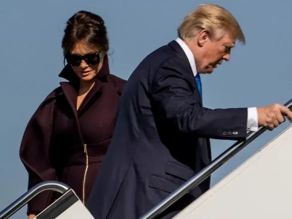 trampu-zaproponuvali-prikrasiti-biliy-dim-zolotim-unitazom