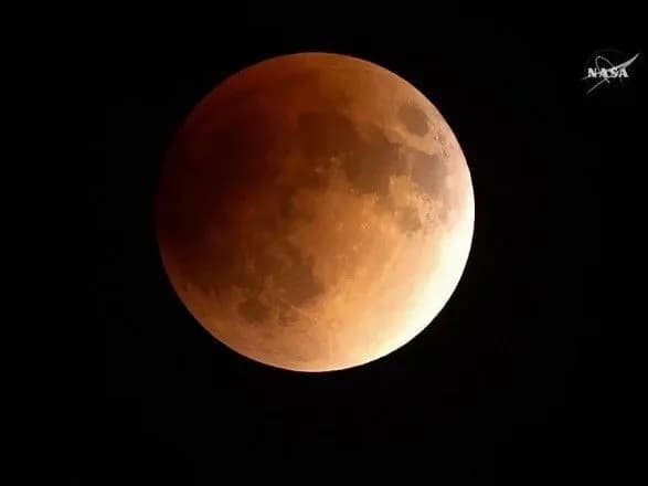 misyats-povnistyu-zanurivsya-u-tin-zemli