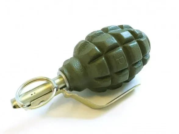 u-kiyevi-nevidomiy-zalishiv-na-avto-cholovika-mulyazh-granati