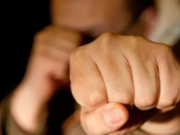 na-stantsiyi-stolichnogo-metro-arsenalna-dvoye-molodikiv-pobili-politseyskogo