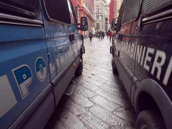 v-italiyi-cholovik-na-mototsikli-strilyav-u-perekhozhikh-ye-poraneni