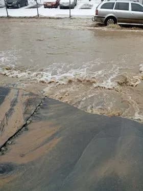 u-golosiyivskomu-rayoni-kiyeva-prorvalo-trubu-na-mistsi-pratsyuyut-komunalni-sluzhbi