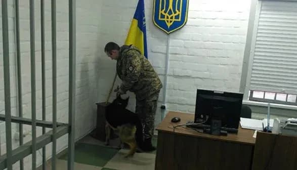 v-mikolayivskomu-sudi-vibukhivku-ne-znayshli-politsiya-rozshukuye-psevdominera