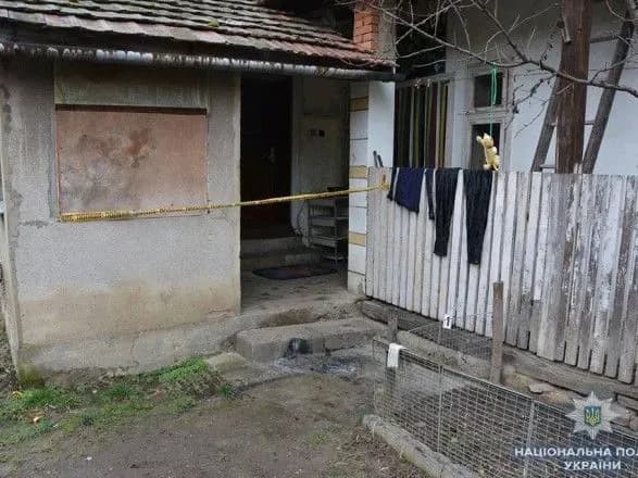 na-zakarpatti-vid-opikiv-pomerla-zhinka-yaku-spivmeshkanets-obliv-okropom