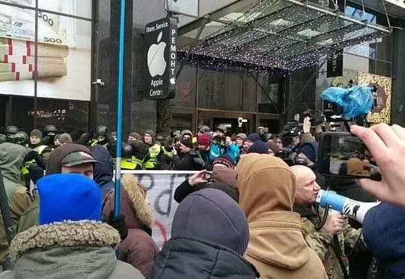 v-kiyevi-natsionalisti-potroschili-shibki-u-viddileni-sberbanku