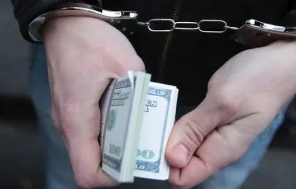 politseyskiy-za-khabar-obitsyav-pospriyati-avtovikradachevi