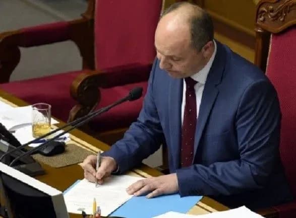 parubiy-pidpisav-zakon-pro-kompensatsiyu-za-orendu-zhitla-dlya-viyskovikh