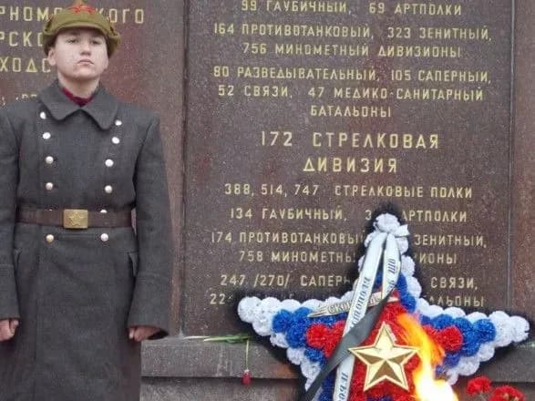 v-okupovanomu-sevastopoli-na-mitingu-komunistiv-molod-odyagli-v-kostyumi-chervonoarmiytsiv