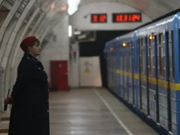 u-stolichnomu-metro-stalasya-zatrimka-z-rukhom-cherez-nespravnist-poyizda