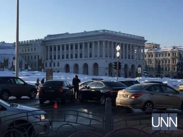 cherez-dtp-na-khreschatiku-uskladneno-rukh-transportu