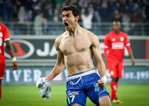 futbolist-yaremchuk-zabiv-v-chetvertomu-pidryad-poyedinku-chempionatu-belgiyi