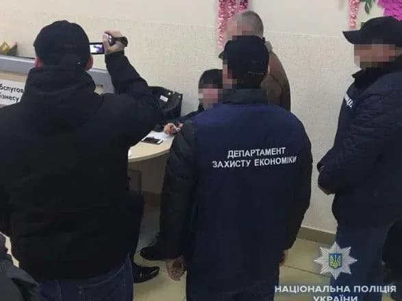 mistse-na-tsvintari-za-50-tis-grn-v-uzhgorodi-na-khabari-zatrimali-chinovnitsyu