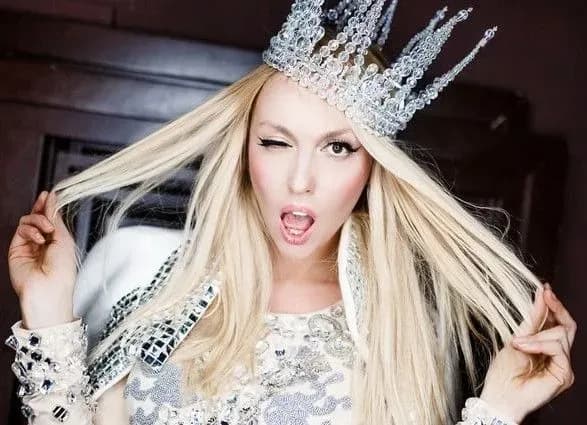 budinkom-polyakovoyi-v-yakomu-protikaye-dakh-zaviduye-derzhupravlinnya-spravami