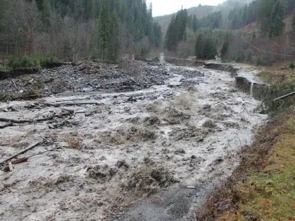 na-zakarpatti-na-avtodorogu-ziyshov-seleviy-potik