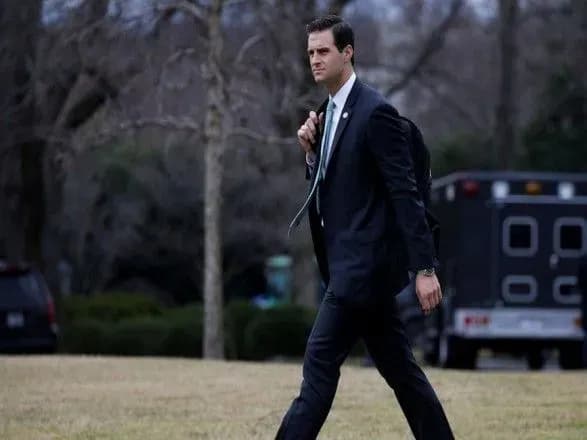 pomichnika-trampa-ymovirno-zvilnili-cherez-pidozru-u-finansovikh-zlochinakh-zmi