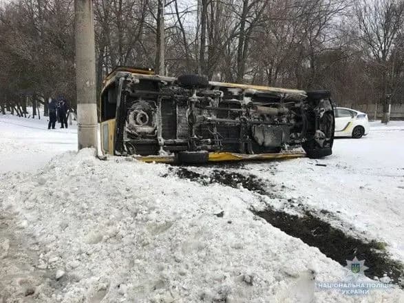 vnaslidok-perekidannya-marshrutki-u-zaporizhzhi-travmovano-trokh-pasazhiriv