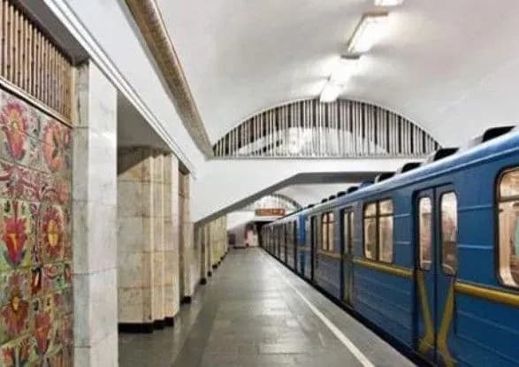 u-kiyevi-na-stantsiyi-khreschatik-prizupinili-rukh