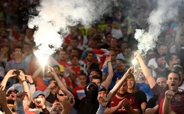 v-amsterdami-zatrimali-futbolni-fani-yaki-kidali-plyashki-u-politseyskikh