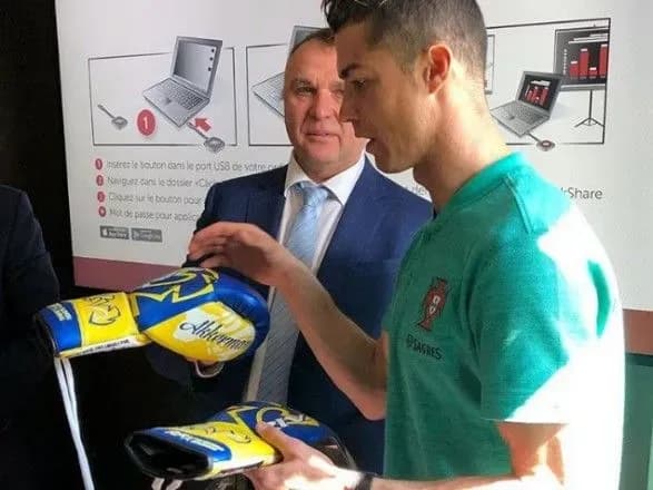 bokser-lomachenko-podaruvav-rukavichki-krishtianu-ronaldu