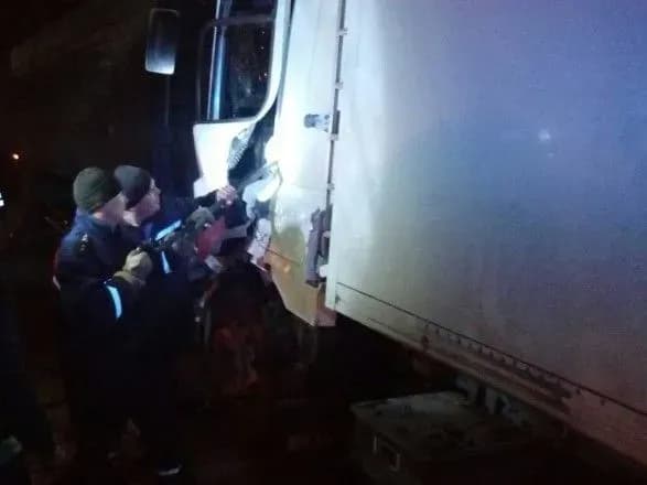 dvi-vantazhivki-zishtovkhnulis-na-khersonschini-vodiya-dovelosya-virizati-z-kabini