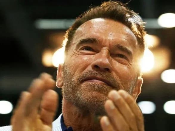 shvartseneggeru-zrobili-terminovu-operatsiyu-na-vidkritomu-sertsi