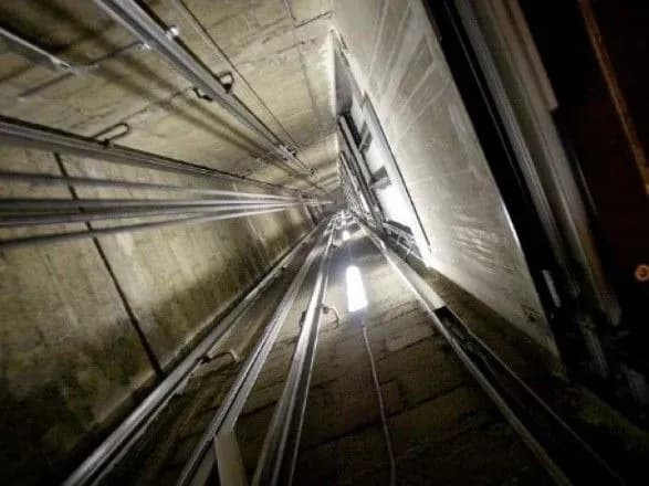 v-odnomu-z-budinkiv-kiyeva-obirvavsya-lift-z-pasazhirom-vseredini