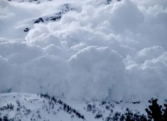 ryatuvalniki-poperedili-pro-nebezpeku-skhodzhennya-lavin-v-karpatakh