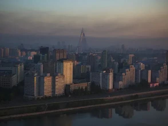 kim-chen-in-poobitsyav-vivesti-vidnosini-kndr-i-kitayu-na-novu-stadiyu-rozvitku