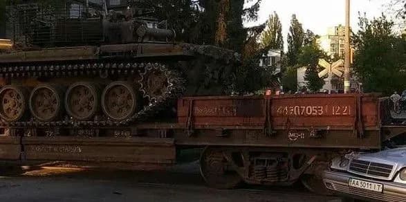 u-kiyevi-inomarka-vyikhala-v-zaliznichnu-platformu-yaka-perevozila-tank