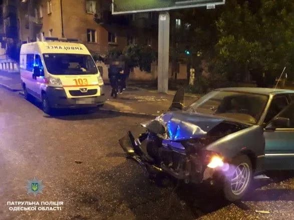 v-odesi-ne-rozminulisya-legkovik-ta-shvidka-postrazhdala-medik