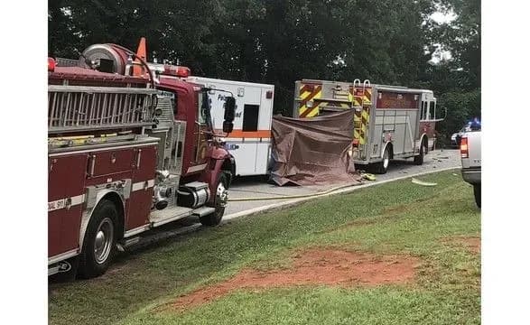 zmi-avtomobil-vyikhav-u-budivlyu-restoranu-v-ssha-ye-zagibli