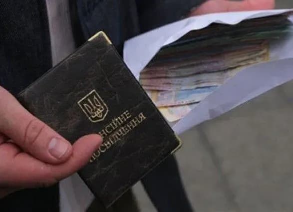 v-uryadi-poyasnili-chomu-zatrimuyutsya-pensiyni-viplati