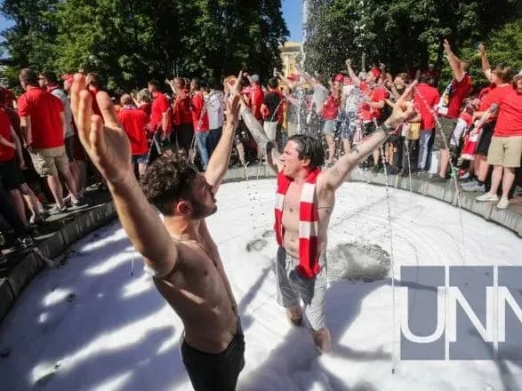 baseyn-iz-pivom-chi-strimani-opleski-fotoreportazh-z-fan-zon-u-stolitsi