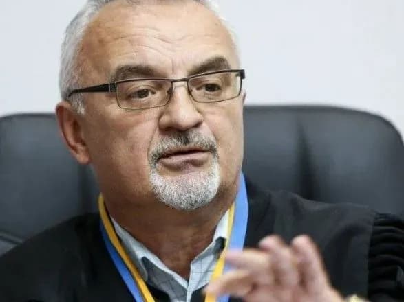 loyalniy-do-krisina-suddya-podav-u-vidstavku